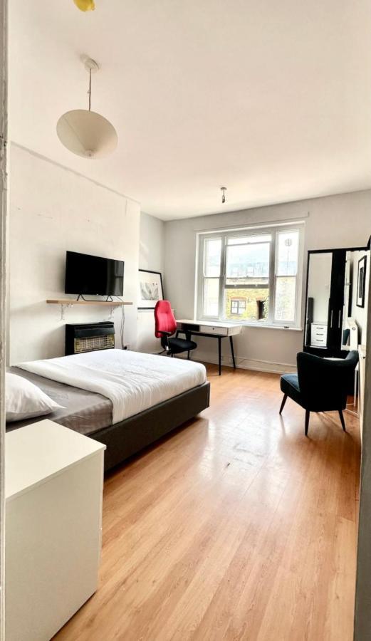 Whitechapel Station Rooms Londra Exterior foto