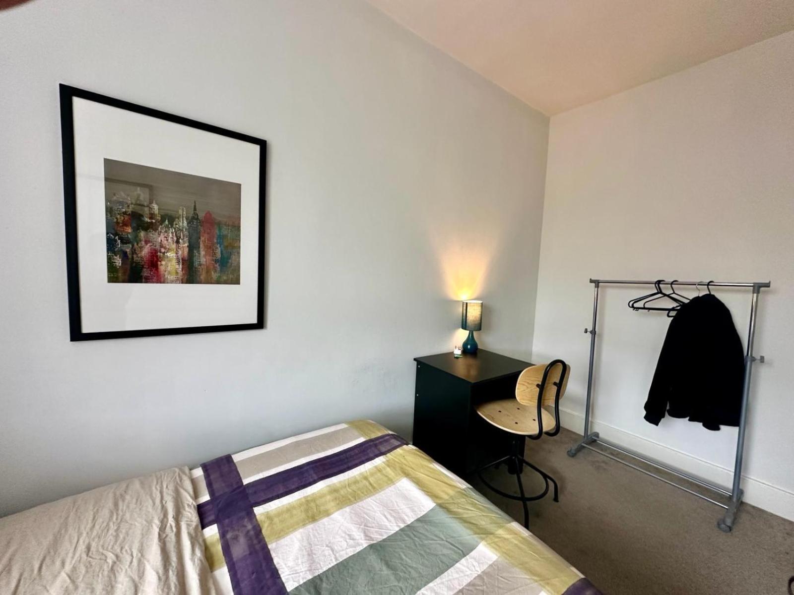 Whitechapel Station Rooms Londra Exterior foto