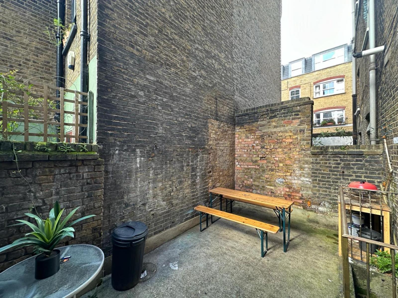 Whitechapel Station Rooms Londra Exterior foto